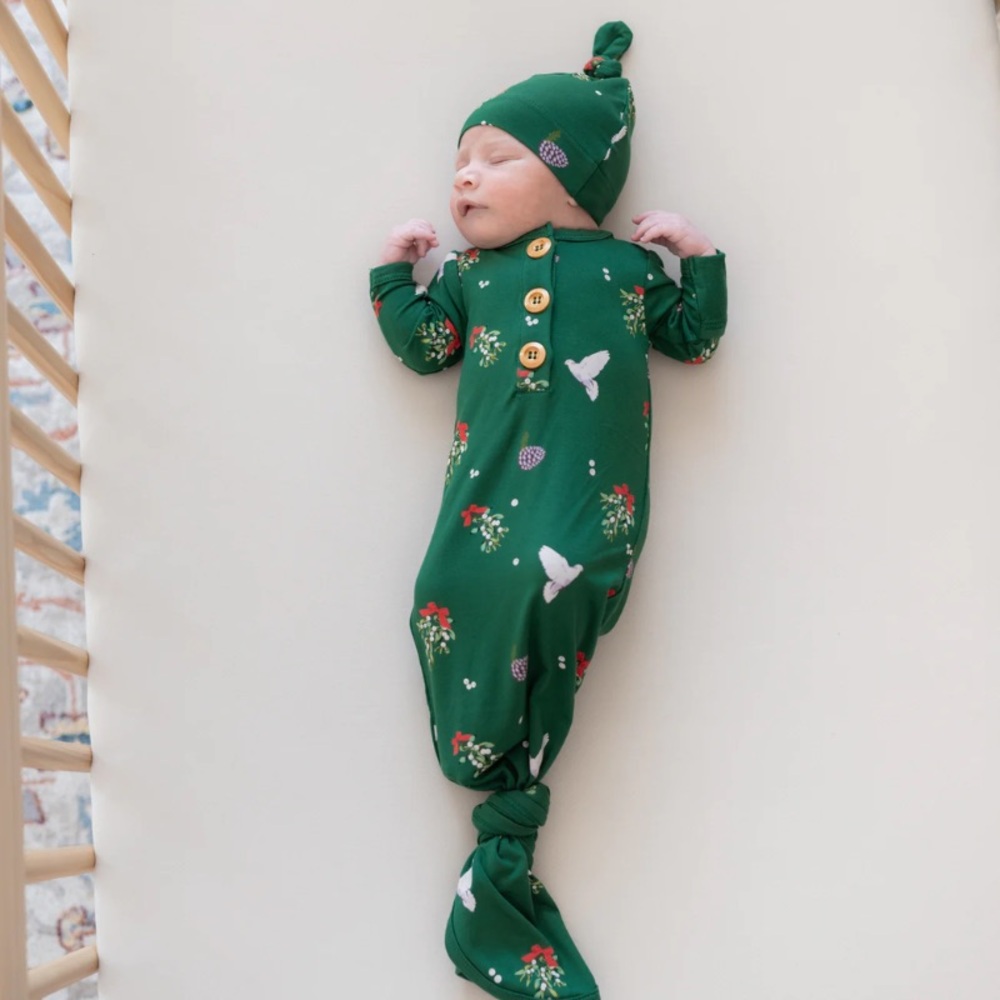Kyte Baby Knotted Gown with Hat Set in Mistletoe
Mistletoe 0-3 months NWOT